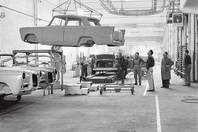 Línea de montaje del automóvil Di Tella 1500 en la fábrica de Siam, fotografiada por Sameer Makarius. Monte Chingolo, década del 60.
